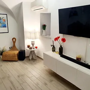 Vhome Exclusive Living Apartment