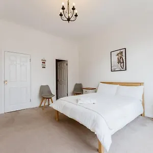 Spacious Ensuite Near Tourist Attractions , London United Kingdom